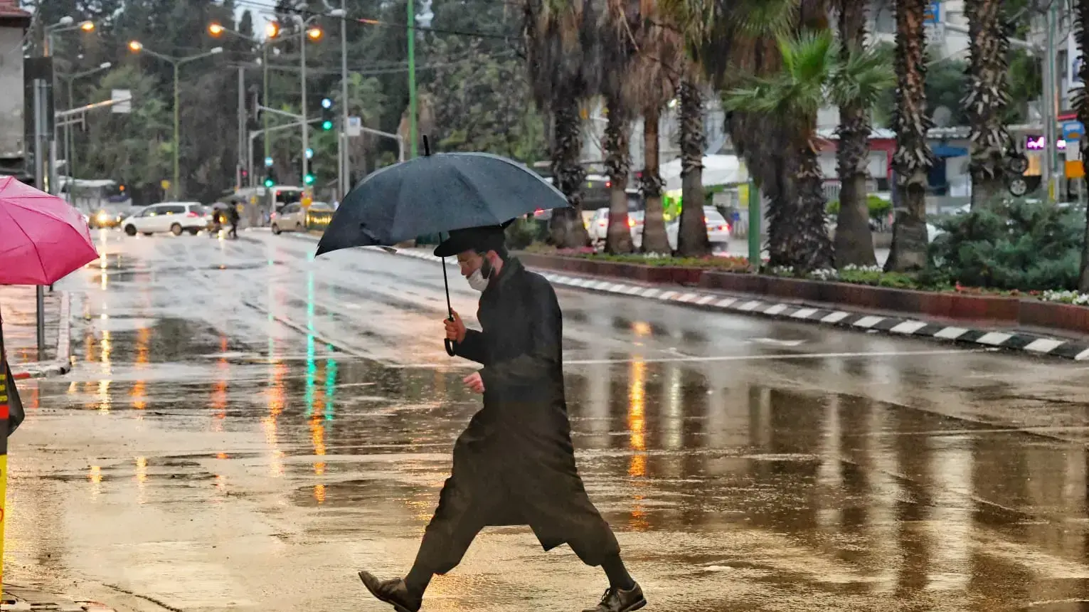 מתגוננים מהגשם בבני ברק 14 בינואר 2021 מתגוננים מהגשם בבני ברק 14 בינואר 2021