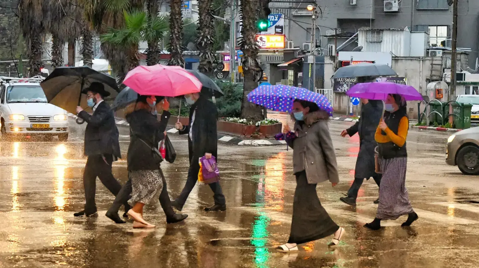 מתגוננים מהגשם בבני ברק 14 בינואר 2021 מתגוננים מהגשם בבני ברק 14 בינואר 2021