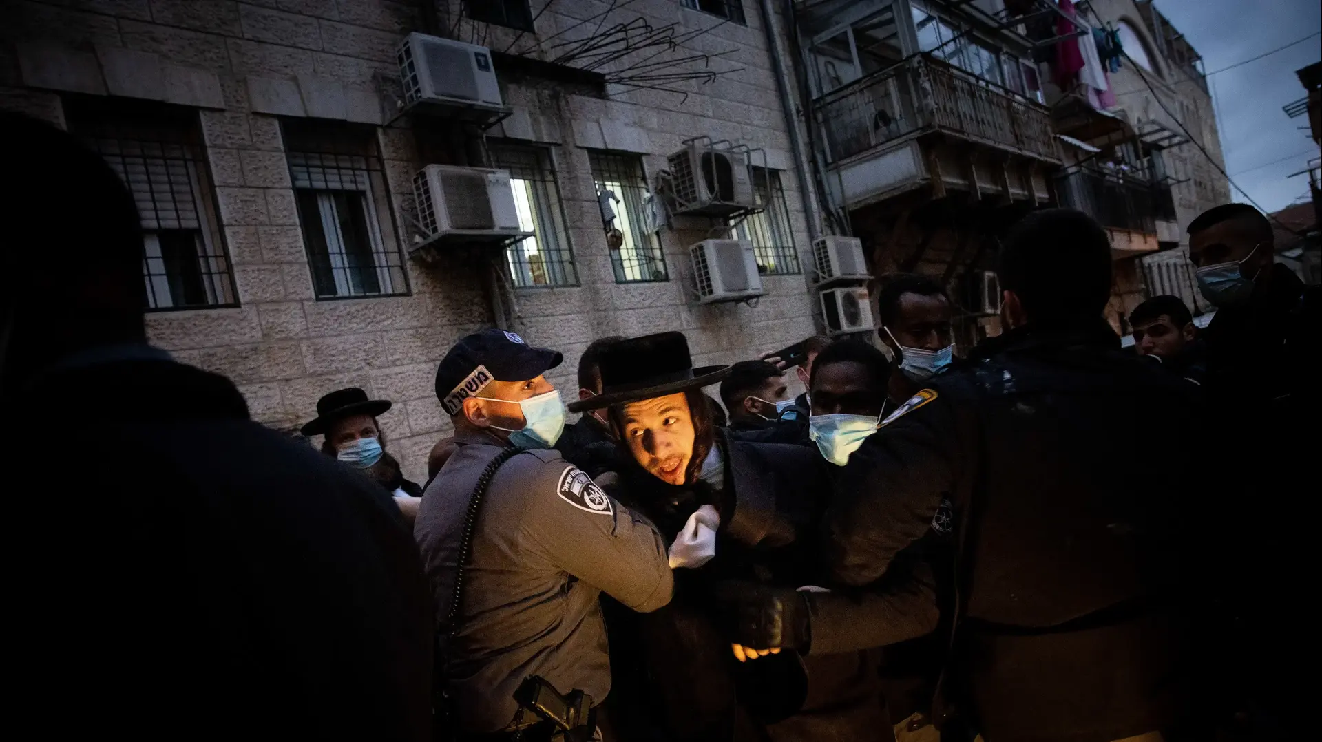 גל מעצרים במאה שערים בעקבות הפרת הנחיות הקורונה 14 בינואר 2021 גל מעצרים במאה שערים בעקבות הפרת הנחיות הקורונה 14 בינואר 2021