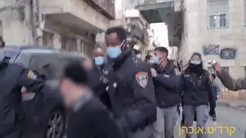 GIF -  שוטר תועד בועט בילד במהלך אכיפות הקורונה במאה שערים
