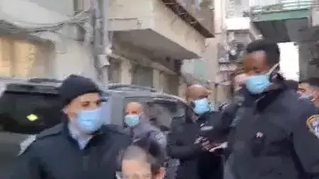 שוטר תועד בועט בילד במהלך אכיפות הקורונה במאה שערים 14 בינואר 2021 שוטר תועד בועט בילד במהלך אכיפות הקורונה במאה שערים 14 בינואר 2021