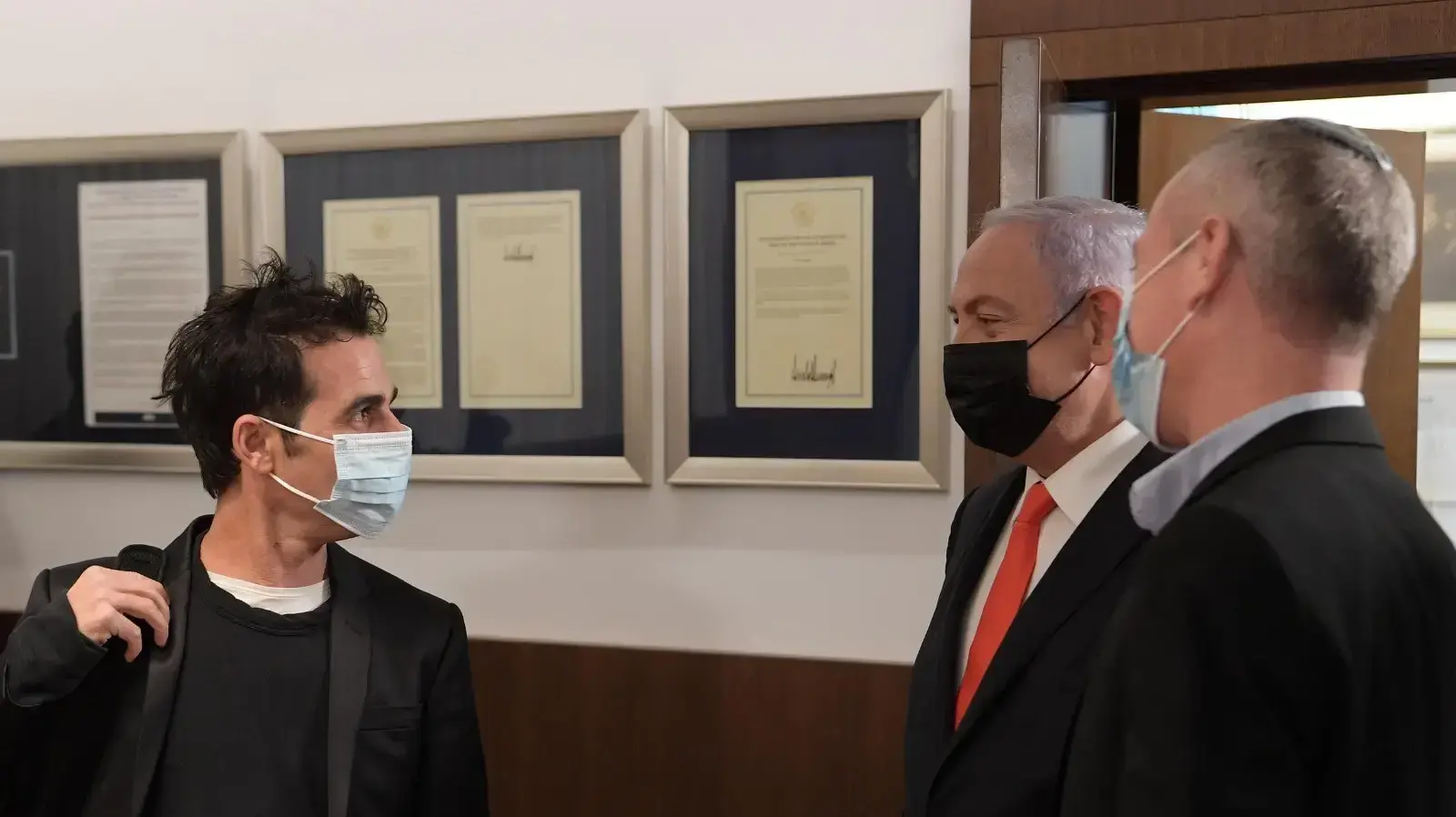 ראש הממשלה בנימין נתניהו בפגישה עם הזמר והמוזיקאי אביב גפן, בה דנו במתווה הסיוע לתחום התרבות בעקבות משבר הקורונה. הפגישה נכחו גם שר האוצר ישראל כץ ושר התרבות חילי טרופר ראש הממשלה בנימין נתניהו בפגישה עם הזמר והמוזיקאי אביב גפן, בה דנו במתווה הסיוע לתחום התרבות בעקבות משבר הקורונה. הפגישה נכחו גם שר האוצר ישראל כץ ושר התרבות חילי טרופר