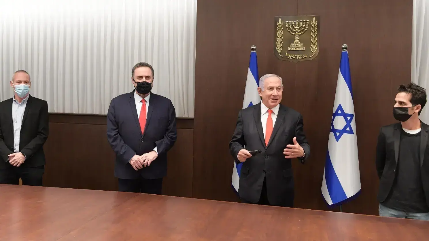 ראש הממשלה בנימין נתניהו בפגישה עם הזמר והמוזיקאי אביב גפן, בה דנו במתווה הסיוע לתחום התרבות בעקבות משבר הקורונה. הפגישה נכחו גם שר האוצר ישראל כץ ושר התרבות חילי טרופר ראש הממשלה בנימין נתניהו בפגישה עם הזמר והמוזיקאי אביב גפן, בה דנו במתווה הסיוע לתחום התרבות בעקבות משבר הקורונה. הפגישה נכחו גם שר האוצר ישראל כץ ושר התרבות חילי טרופר