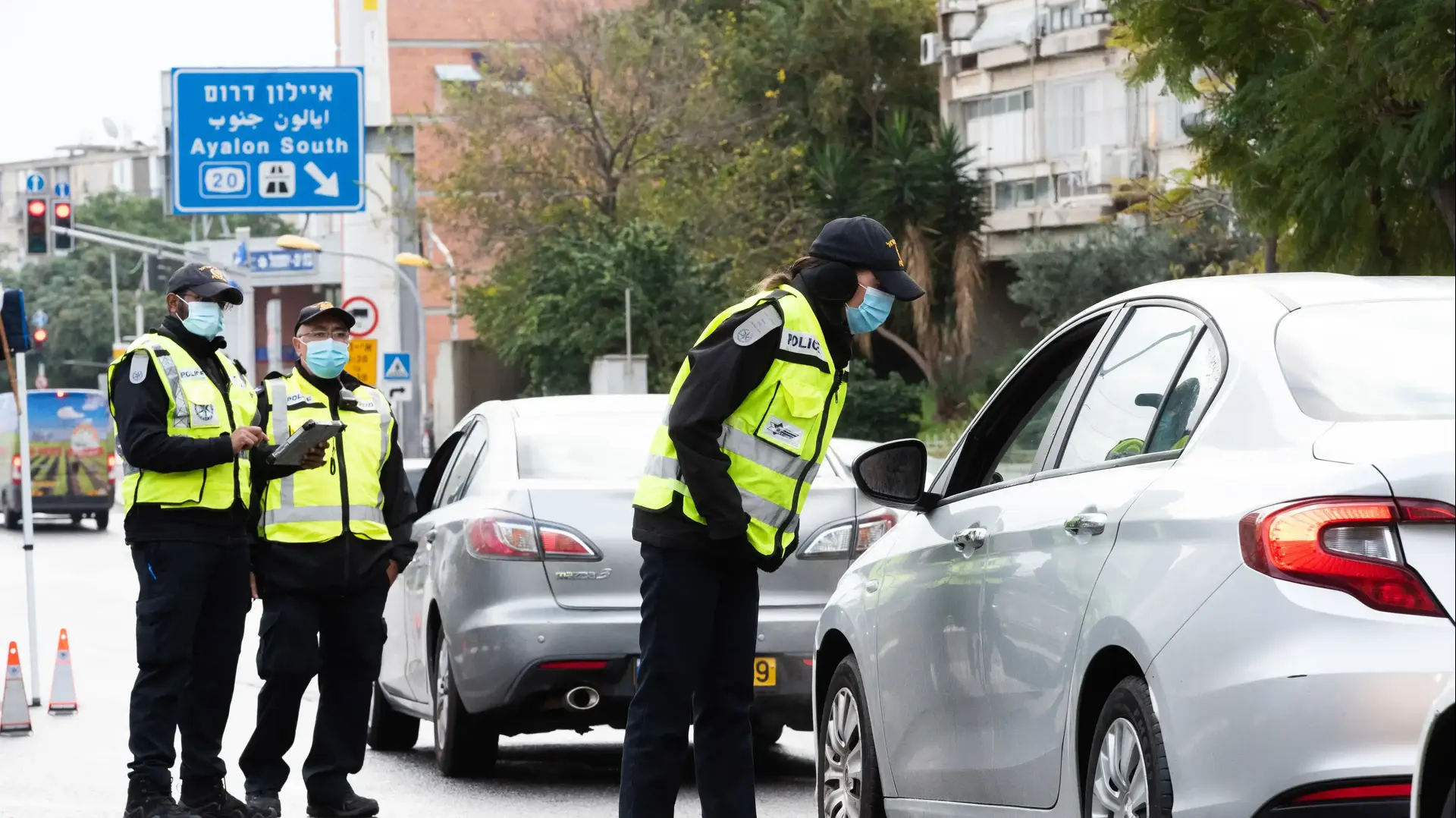 בדיקת כלי רכב במחסום משטרתי לאכיפת הסגר, מחלף יוספטל בת ים,15 בינואר 2020