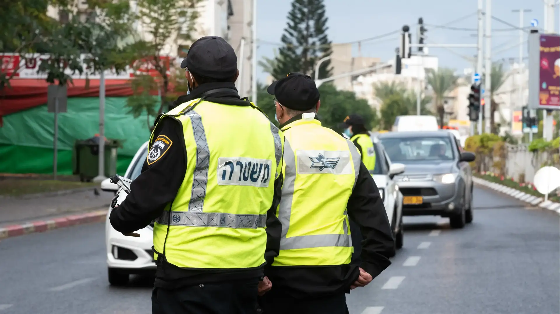 בדיקת כלי רכב במחסום משטרתי לאכיפת הסגר, מחלף יוספטל בת ים,15 בינואר 2020