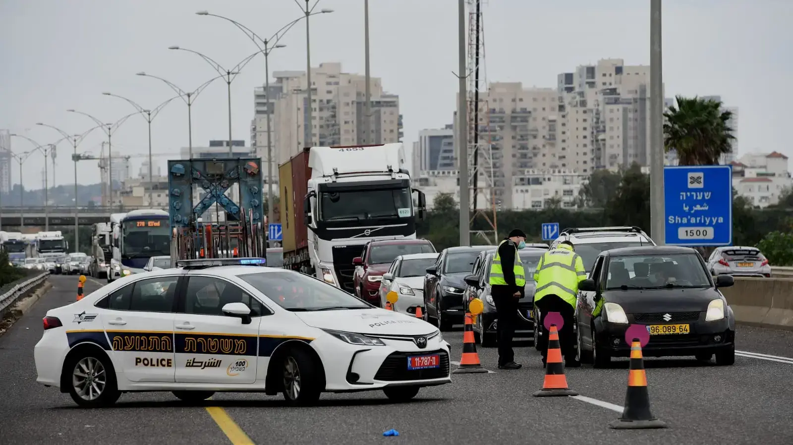 בדיקת כלי רכב במחסום משטרתי לאכיפת הסגר, מחלףנחשונים, 15 בינואר 2020 בדיקת כלי רכב במחסום משטרתי לאכיפת הסגר, מחלףנחשונים, 15 בינואר 2020