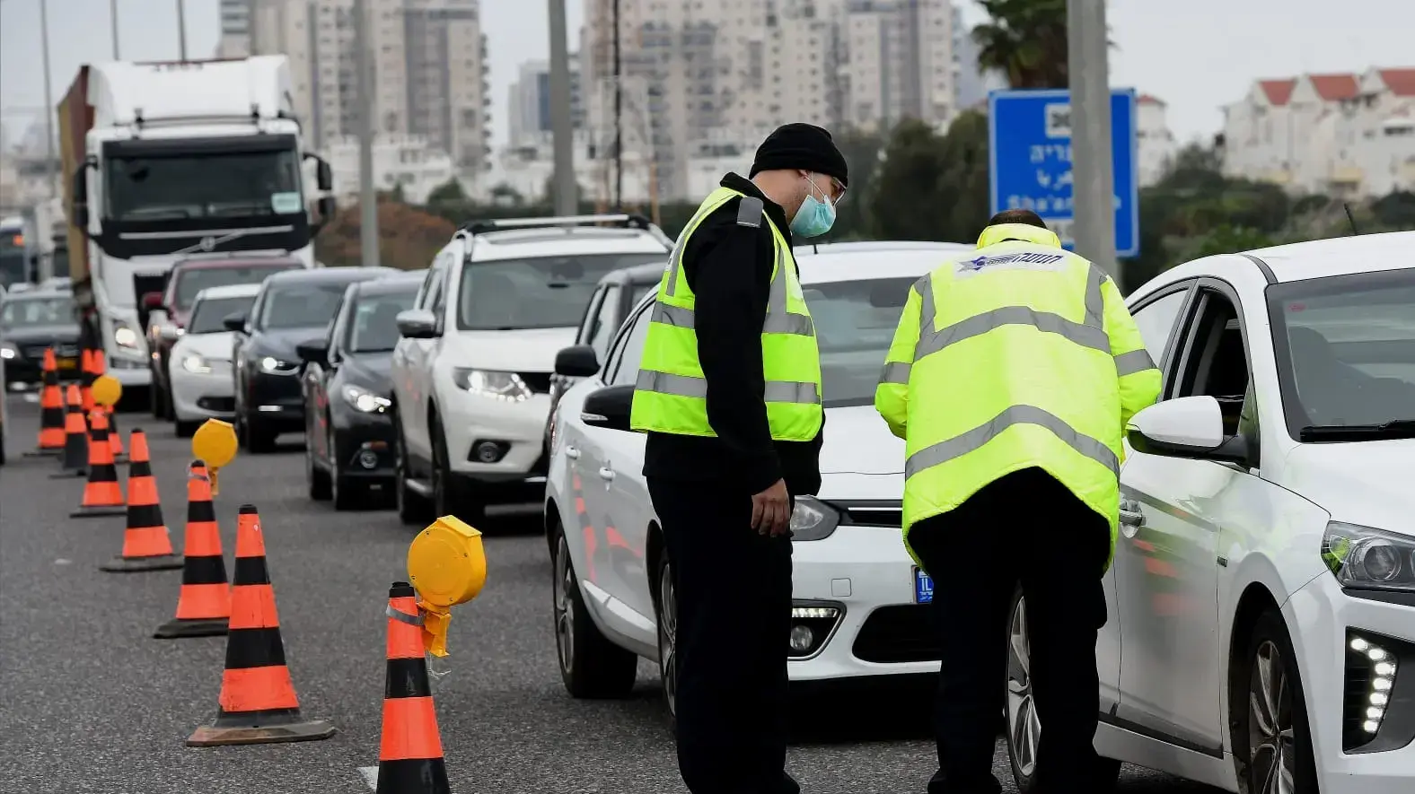 בדיקת כלי רכב במחסום משטרתי לאכיפת הסגר, מחלףנחשונים, 15 בינואר 2020 בדיקת כלי רכב במחסום משטרתי לאכיפת הסגר, מחלףנחשונים, 15 בינואר 2020