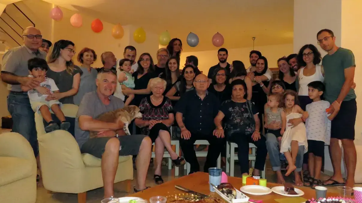 יהודה שטרנפלד עם משפחתו יהודה שטרנפלד עם משפחתו