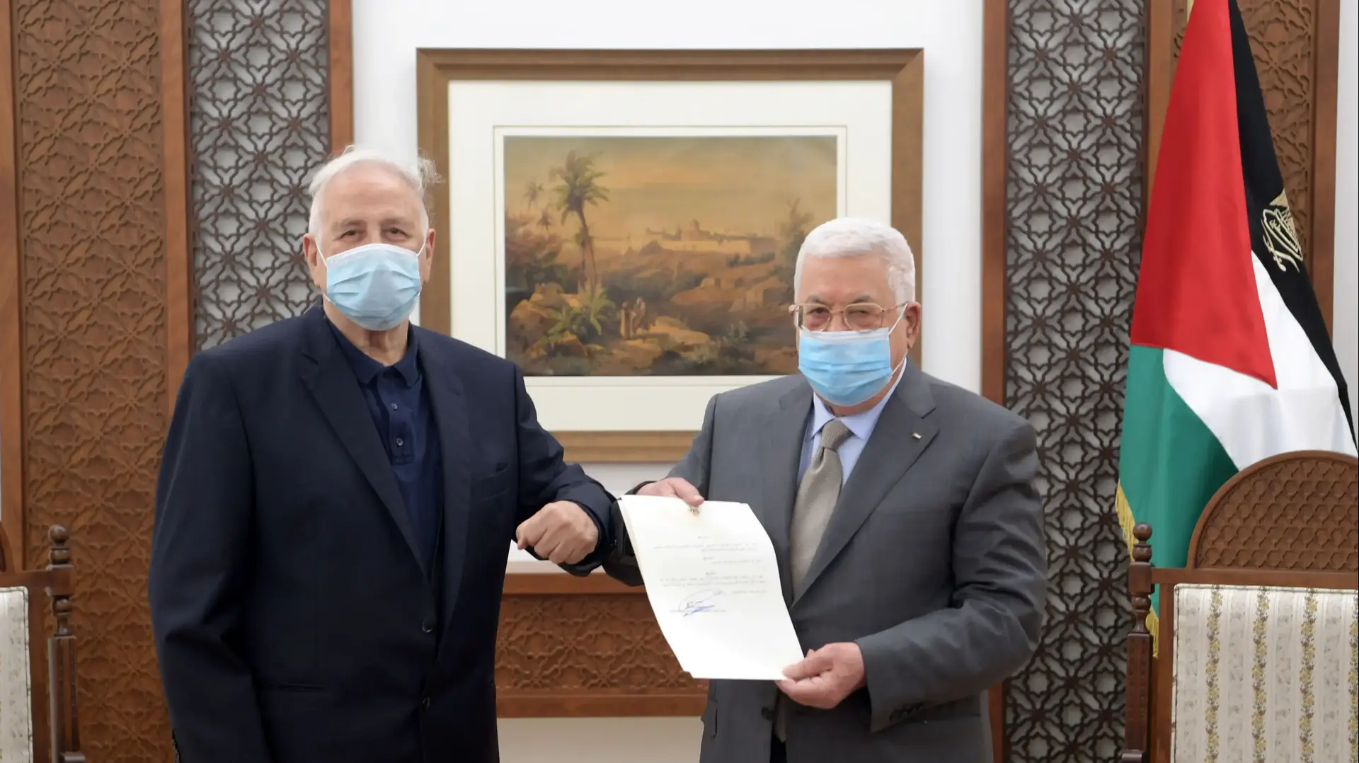 יו"ר הרשות הפלסטינית אבו מאזן ויו"ר ועדת הבחירות עם צו לקיום בחירות ברשות, 15 בינואר 2021 יו"ר הרשות הפלסטינית אבו מאזן ויו"ר ועדת הבחירות עם צו לקיום בחירות ברשות, 15 בינואר 2021