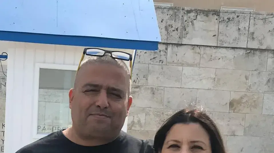 משה חרזי, חולה קורונה שמת באיכילוב לאחר שמכונת ההנשמה שלו התנתקה (עם אשתו טלי) משה חרזי, חולה קורונה שמת באיכילוב לאחר שמכונת ההנשמה שלו התנתקה (עם אשתו טלי)