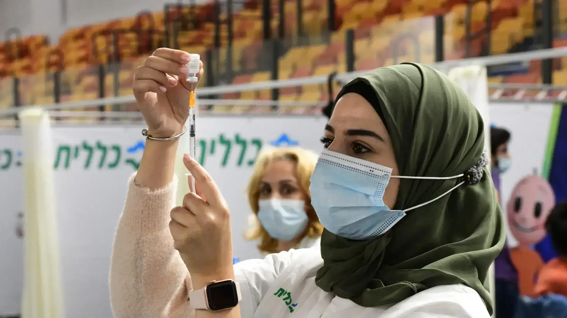 מתחם חיסוני קורונה של קופת חולים כללית, פתח תקווה, 17 בינואר 2021 מתחם חיסוני קורונה של קופת חולים כללית, פתח תקווה, 17 בינואר 2021