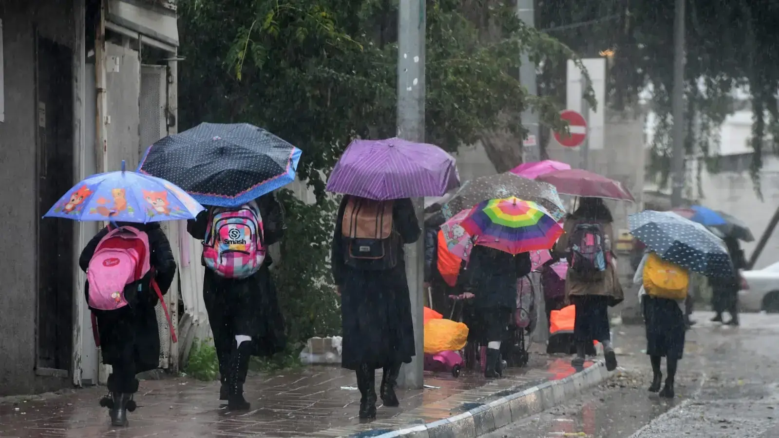 תלמידים עושים את דרכם לאחד ממוסדות החינוך בבני ברק תוך התגוננות מהגשם בבני ברק 18 בינואר 2021 תלמידים עושים את דרכם לאחד ממוסדות החינוך בבני ברק תוך התגוננות מהגשם בבני ברק 18 בינואר 2021