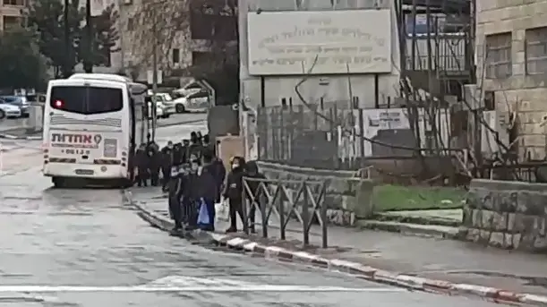 תלמידים עושים את דרכם לאחד ממוסדות החינוך בירושלים 18 בינואר 2021 תלמידים עושים את דרכם לאחד ממוסדות החינוך בירושלים 18 בינואר 2021