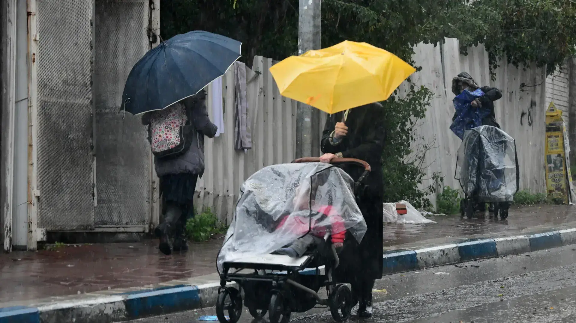 מתגוננים מהגשם בבני ברק 18 בינואר 2021 מתגוננים מהגשם בבני ברק 18 בינואר 2021