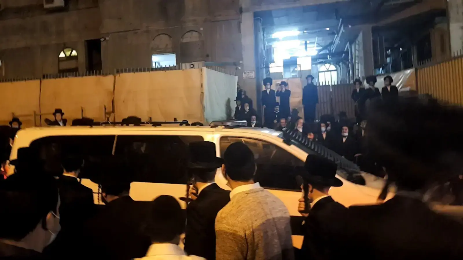 מאות חסידים חגגו בחתונה בבני ברק בניגוד להגבלות הקורונה, 18 בינואר 2021 מאות חסידים חגגו בחתונה בבני ברק בניגוד להגבלות הקורונה, 18 בינואר 2021