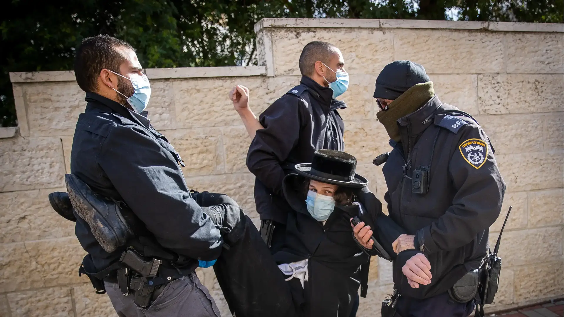 איכפת תקונות הקורונה | עימותים בשכונת סנהדריה בירושלים בין שוטרים לחרדים
19 בינואר 2021 איכפת תקונות הקורונה | עימותים בשכונת סנהדריה בירושלים בין שוטרים לחרדים
19 בינואר 2021