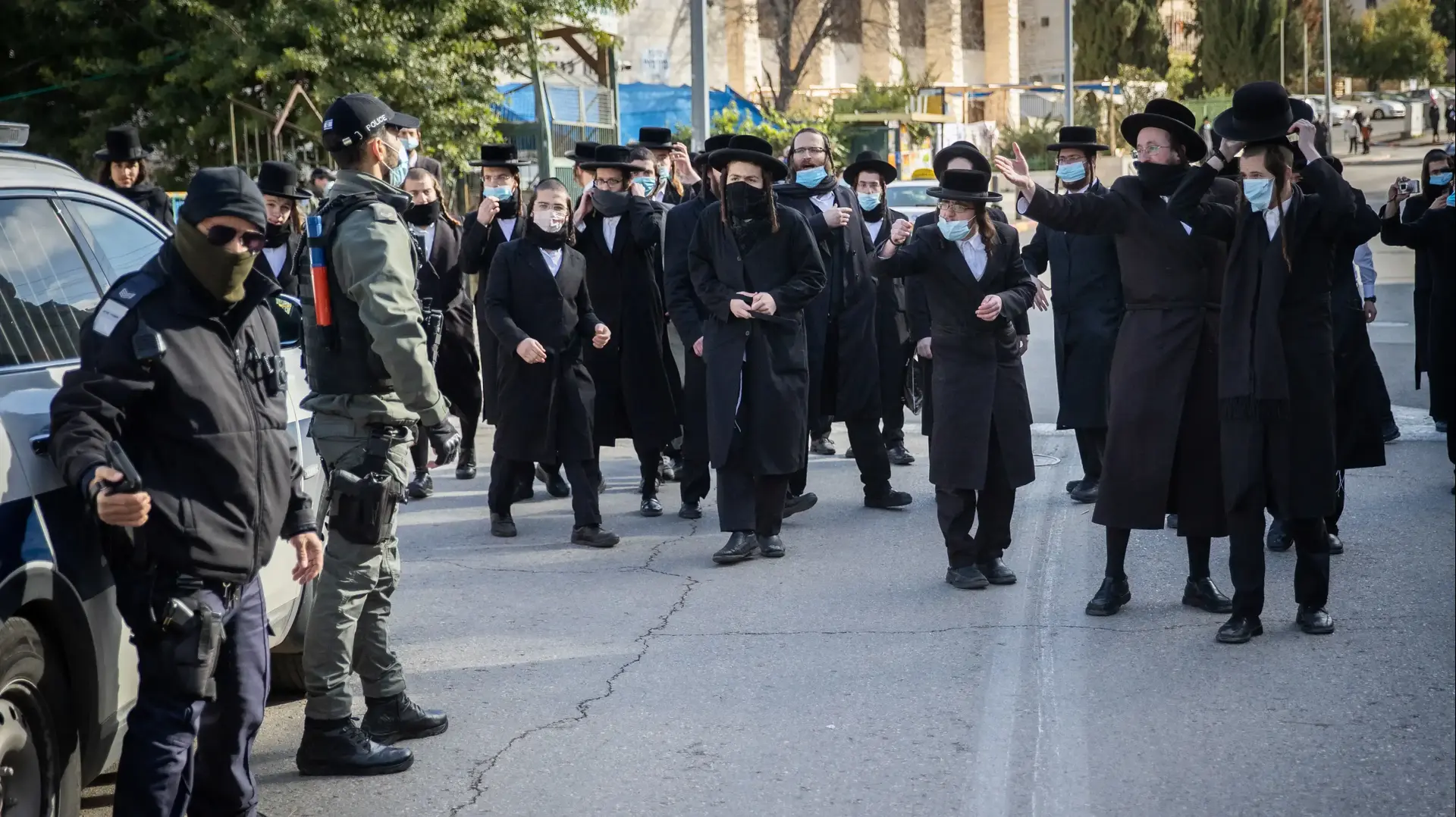 אכיפת תקנות הקורונה | עימותים בשכונת סנהדריה בירושלים בין שוטרים לחרדים
19 בינואר 2021 אכיפת תקנות הקורונה | עימותים בשכונת סנהדריה בירושלים בין שוטרים לחרדים
19 בינואר 2021