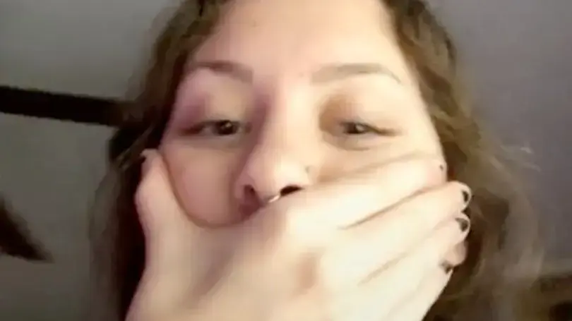 אישה תיעדה משהו מוזר במראה