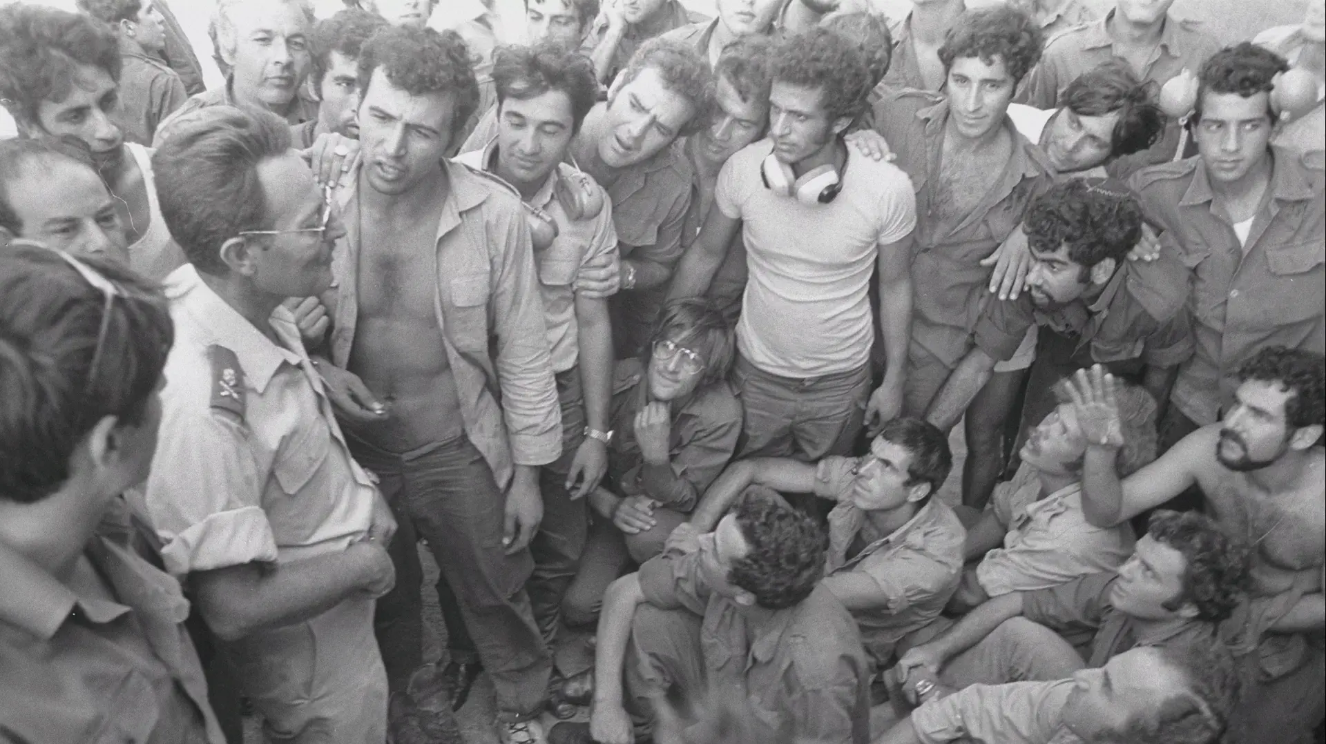 מפקד חיל האוויר אלוף בני פלד עם לוחמים בבסיס חיל האוויר, מלחמת יום הכיפורים מפקד חיל האוויר אלוף בני פלד עם לוחמים בבסיס חיל האוויר, מלחמת יום הכיפורים