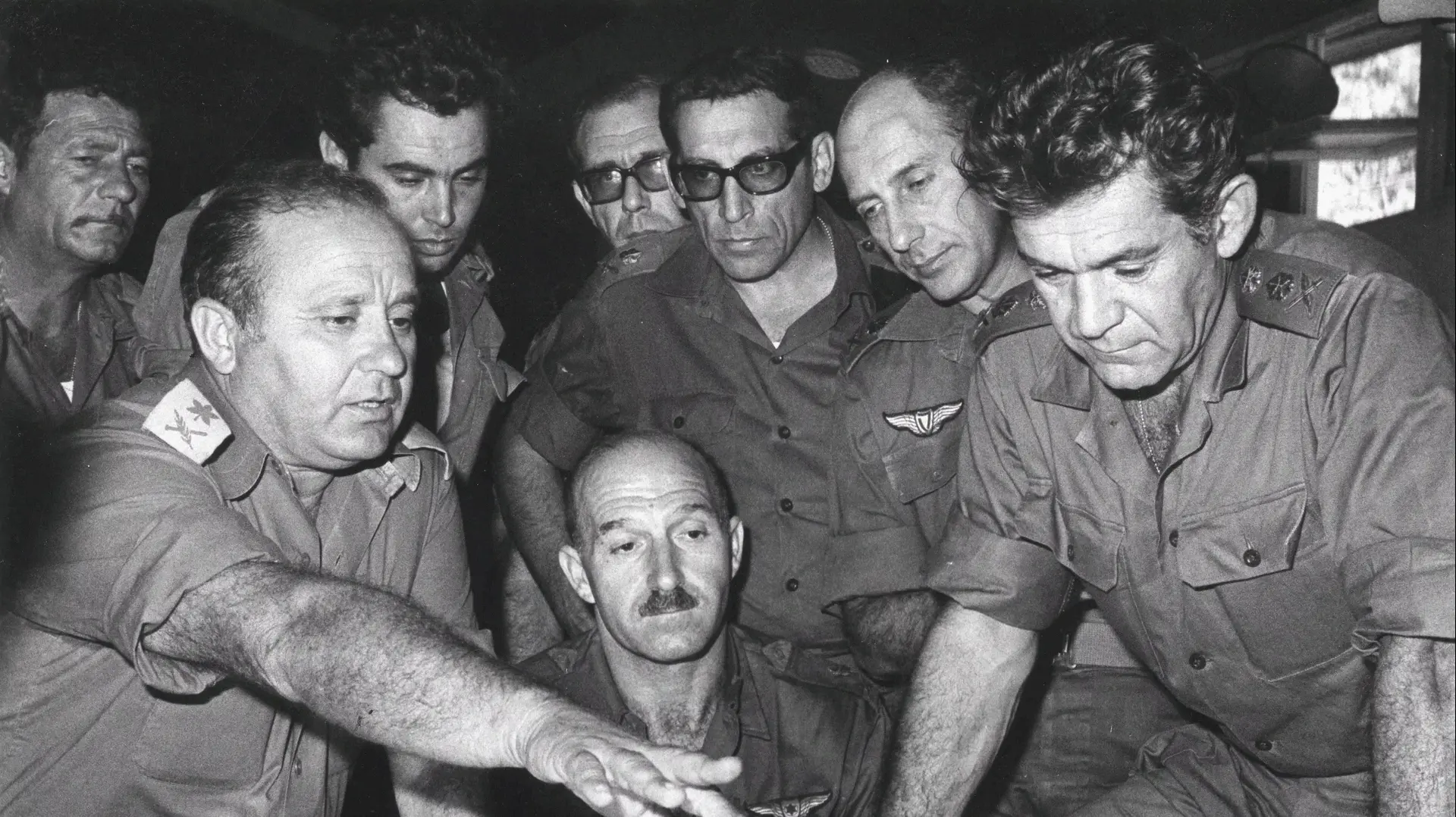 האלוף יצחק חופי עם הרמטכ"ל אלעזר והאלופים רחבעם זאבי ומרדכי הוד במהלך מלחמת יום הכיפורים האלוף יצחק חופי עם הרמטכ"ל אלעזר והאלופים רחבעם זאבי ומרדכי הוד במהלך מלחמת יום הכיפורים