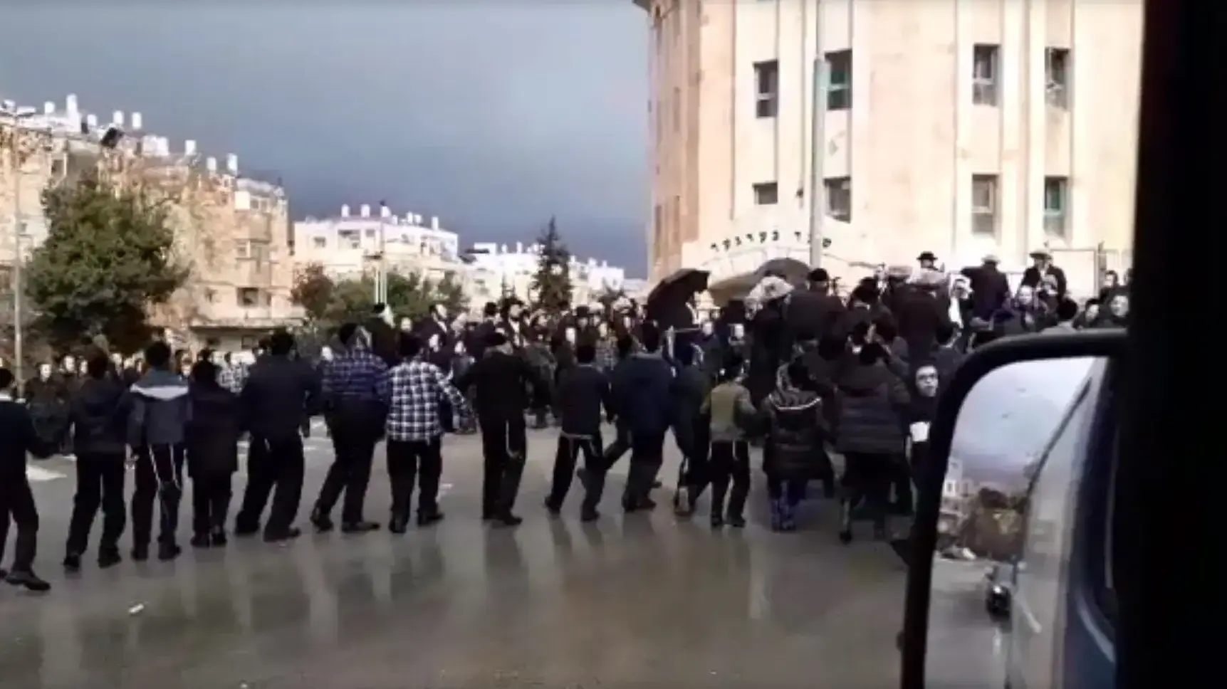 תלמידי תלמוד תורה של חסידות סאטמר רוקדים ברחוב לאחר הפרת הנחיות הקורונה. 20 בינואר 2021 תלמידי תלמוד תורה של חסידות סאטמר רוקדים ברחוב לאחר הפרת הנחיות הקורונה. 20 בינואר 2021