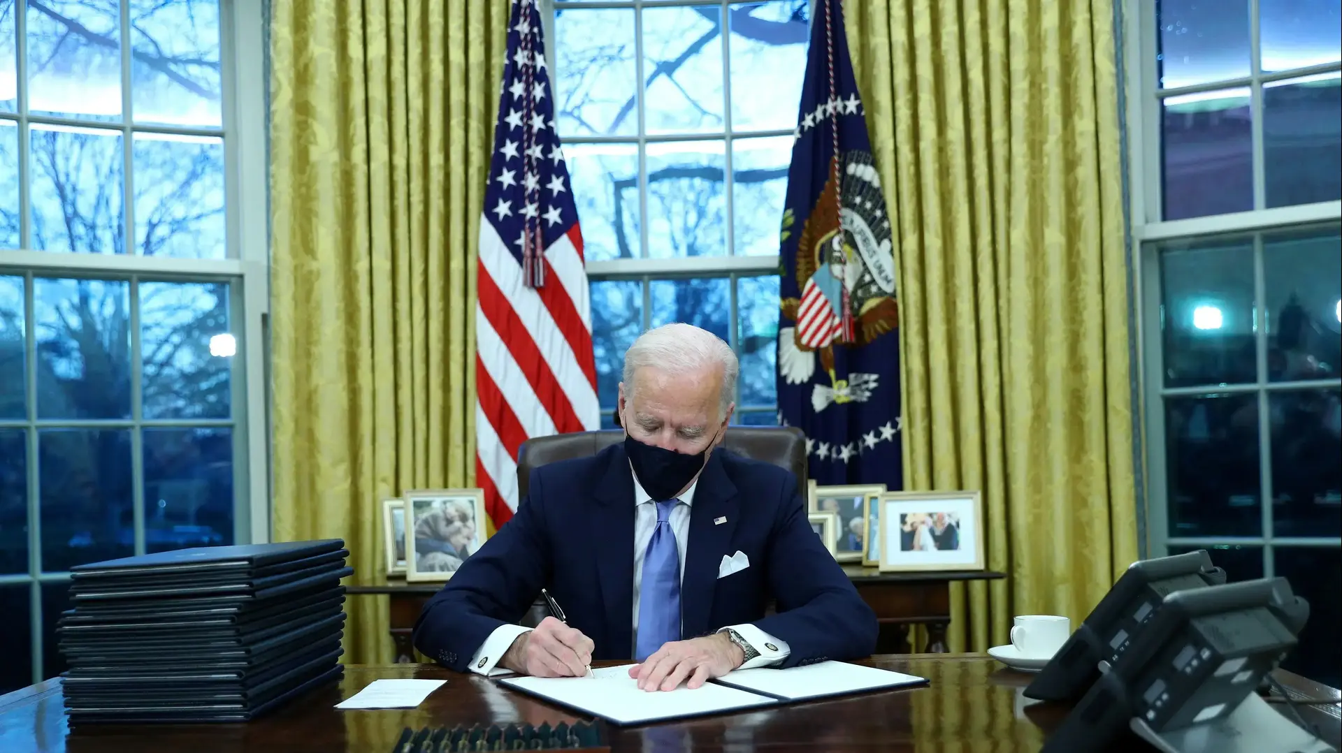 נשיא ארצות הברית, ג'ו ביידן, חותם על צווים נשיאותיים ביום הראשון לכהונתו, 21 ינואר 2021 נשיא ארצות הברית, ג'ו ביידן, חותם על צווים נשיאותיים ביום הראשון לכהונתו, 21 ינואר 2021