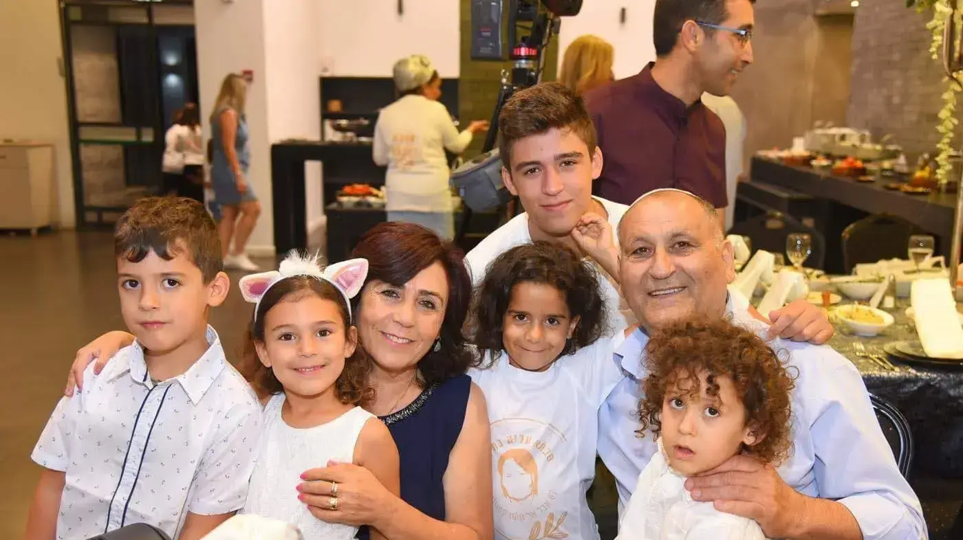 מכלוף אסרף עם אשתו איבון והנכדים
