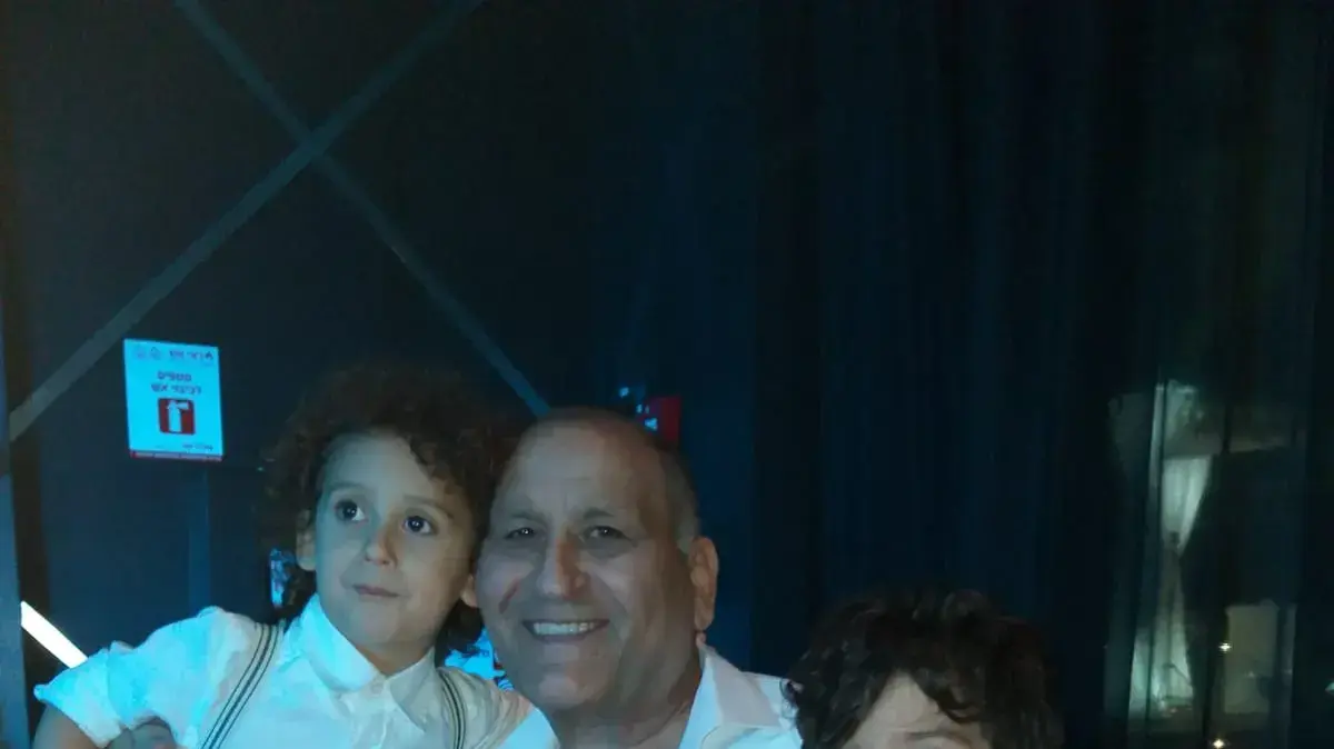 מכלוף אסרף עם הנכדים