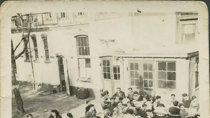 ערב פסח תש"ח בכפר הילדים "אילניה". אפלדורן, הולנד, אפריל 1948. הארוחה התקיימה בחוץ עקב בדיקת חמץ בבניין בערב החג ערב פסח תש"ח בכפר הילדים "אילניה". אפלדורן, הולנד, אפריל 1948. הארוחה התקיימה בחוץ עקב בדיקת חמץ בבניין בערב החג