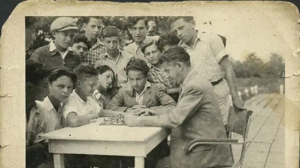 ילדים בכפר הילדים "אילניה" משחקים שחמט עם
הולנד, 1948.
ילדים בכפר הילדים "אילניה" משחקים שחמט עם
הולנד, 1948.