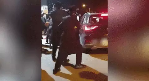 GIF - תקיפת רכב משטרתי במהלך אכיפת תקונות הקורונה בבני ברק GIF - תקיפת רכב משטרתי במהלך אכיפת תקונות הקורונה בבני ברק