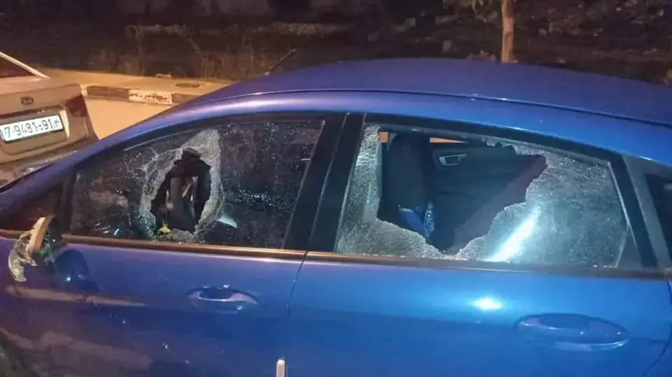 רכב פלסטיני שנפגע מזריקת אבנים של מתנחלים בשומרון, 22 בינואר 2021 רכב פלסטיני שנפגע מזריקת אבנים של מתנחלים בשומרון, 22 בינואר 2021
