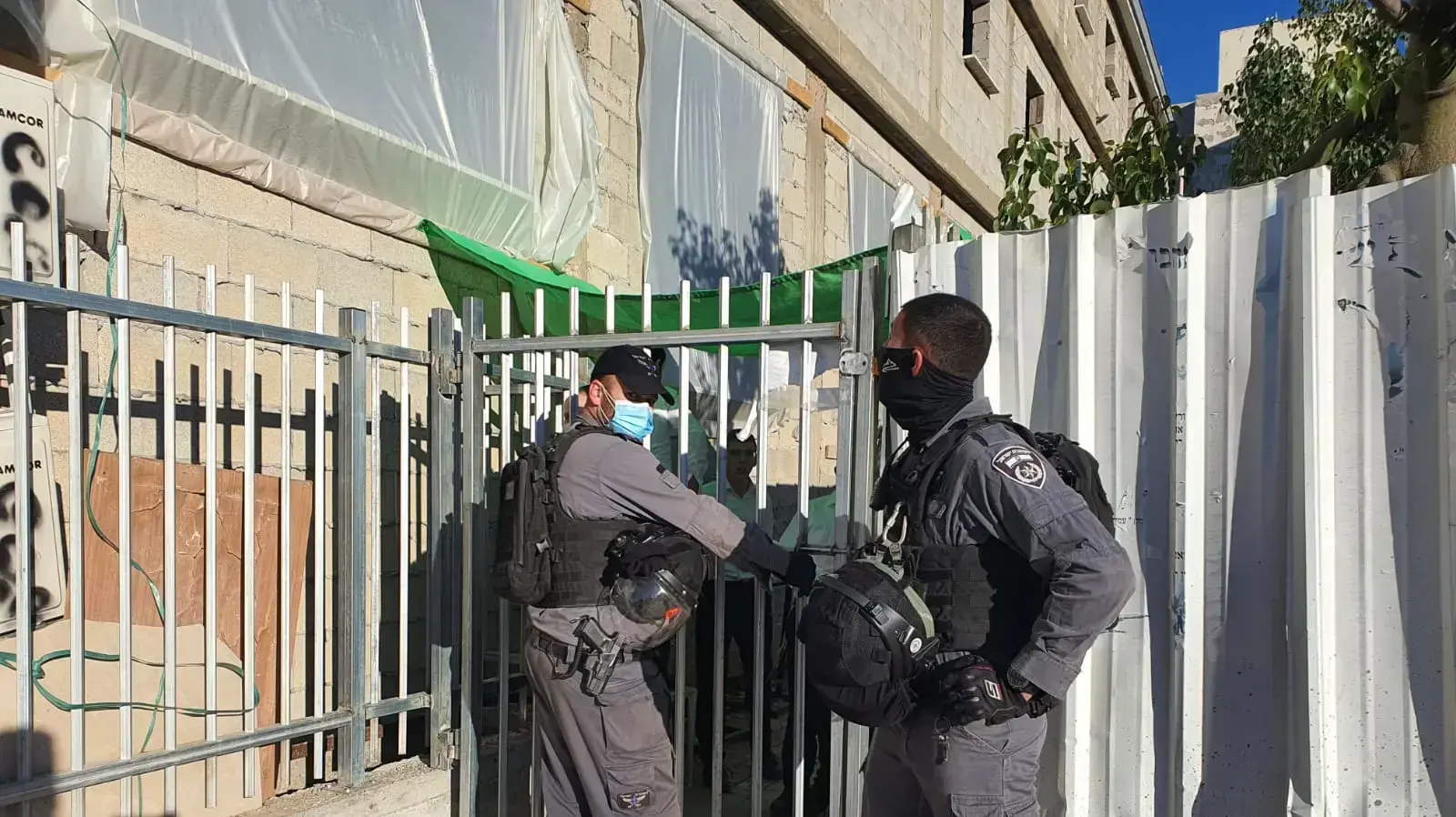 שוטרים מונעים את פתיחת המוסד החרדי גרודנא באשדוד במסגרת אכיפת תקנות הקורונה 22 בינואר 2021
שוטרים מונעים את פתיחת המוסד החרדי גרודנא באשדוד במסגרת אכיפת תקנות הקורונה 22 בינואר 2021