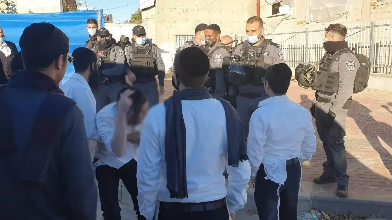 שוטרים מונעים את פתיחת המוסד החרדי גרודנא באשדוד במסגרת אכיפת תקנות הקורונה 22 בינואר 2021 שוטרים מונעים את פתיחת המוסד החרדי גרודנא באשדוד במסגרת אכיפת תקנות הקורונה 22 בינואר 2021