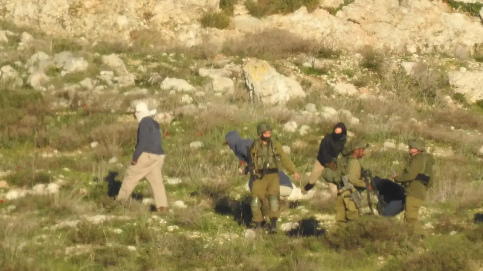 נערים מיידים אבנים לעבר פלסטינים בסמוך לגבעת רונן ליד יצהר
נערים מיידים אבנים לעבר פלסטינים בסמוך לגבעת רונן ליד יצהר