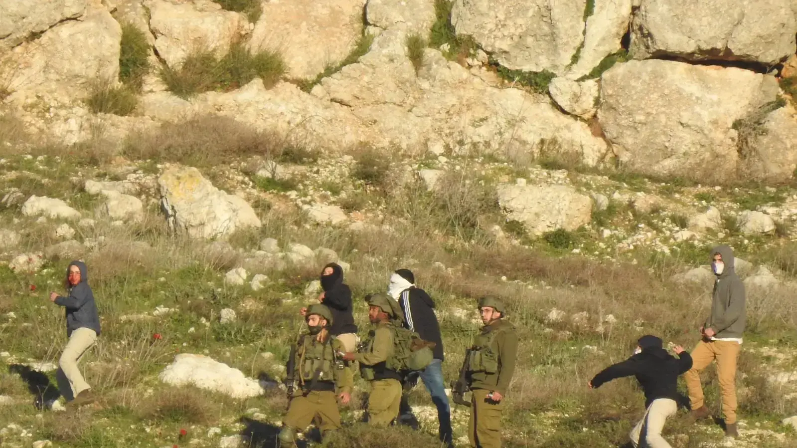 נערים מיידים אבנים לעבר פלסטינים בסמוך לגבעת רונן ליד יצהר 23 בינואר 2021 


