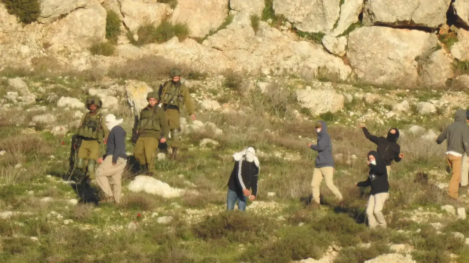 נערים מיידים אבנים לעבר פלסטינים בסמוך לגבעת רונן ליד יצהר 23 בינואר 2021 


