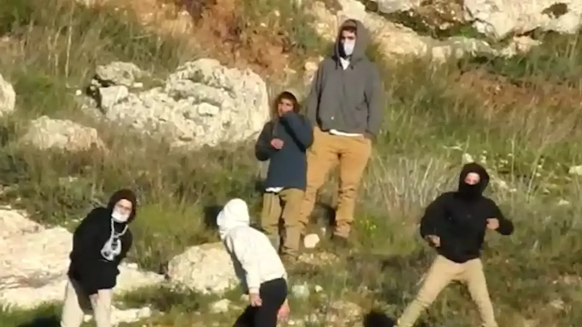 נערים מיידים אבנים, לעבר פלסטינים בסמוך לגבעת רונן 23.01.21