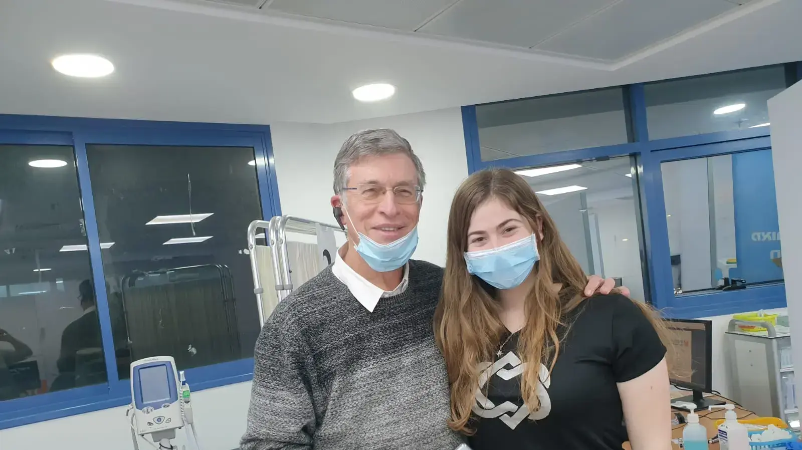 אבשלום קור מלווה את נכדתו, תאנה לפיד, לחיסון לקורונה, 23 בינואר 2021 אבשלום קור מלווה את נכדתו, תאנה לפיד, לחיסון לקורונה, 23 בינואר 2021
