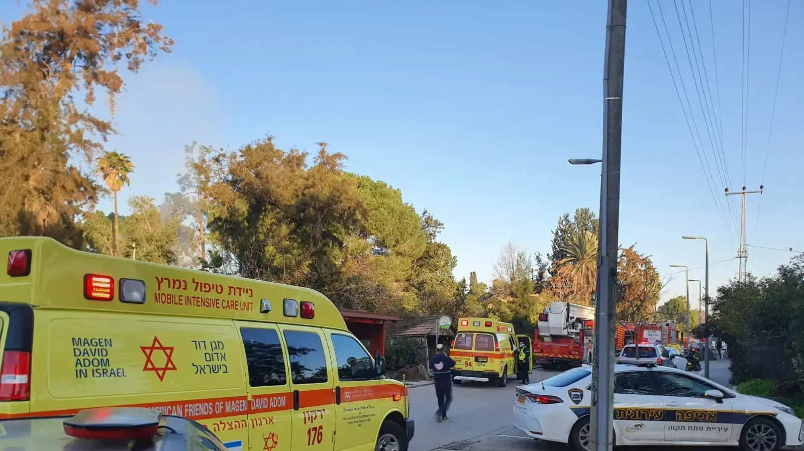 כחמישה צוותי כיבוי וחילוץ פועלים בשריפה שפרצה בבית בכפר סירקין, 24 בינואר 2021 כחמישה צוותי כיבוי וחילוץ פועלים בשריפה שפרצה בבית בכפר סירקין, 24 בינואר 2021