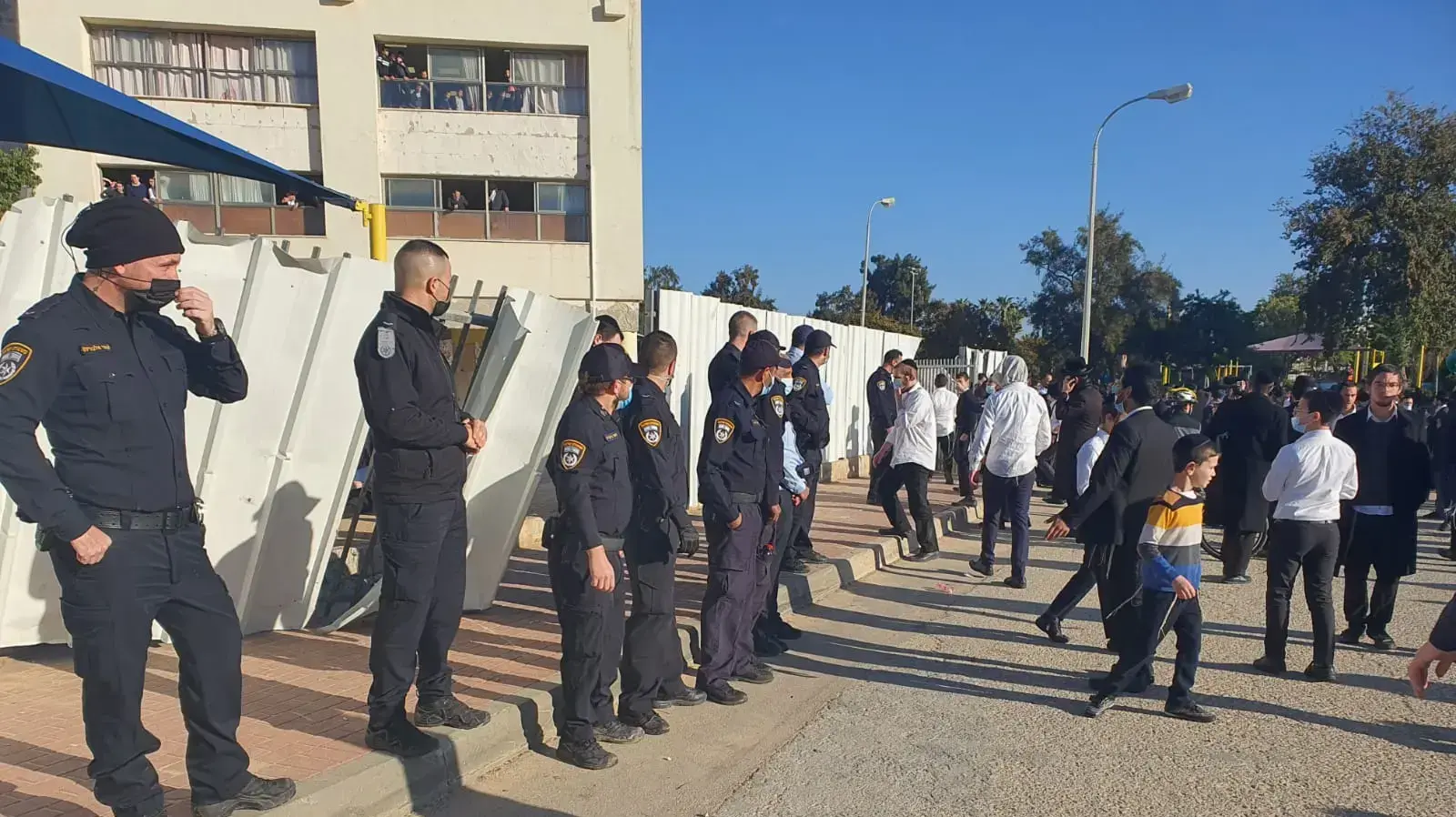 עשרות שוטרים הגיעו בשעות הבוקר המוקדמות לישיבת גרודנא באשדוד, 24 בינואר 2021 עשרות שוטרים הגיעו בשעות הבוקר המוקדמות לישיבת גרודנא באשדוד, 24 בינואר 2021