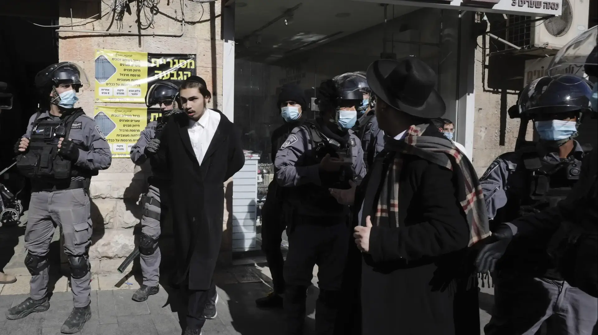 עשרות שוטרים הגיעו בשעות הבוקר המוקדמות לישיבת גרודנא באשדוד, 24 בינואר 2021 עשרות שוטרים הגיעו בשעות הבוקר המוקדמות לישיבת גרודנא באשדוד, 24 בינואר 2021