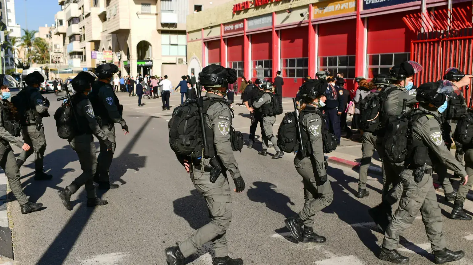 עימותים בין המשטרה למפגינים חרדים על נהלי הסגר, בני ברק, 24 בינואר 2021 עימותים בין המשטרה למפגינים חרדים על נהלי הסגר, בני ברק, 24 בינואר 2021