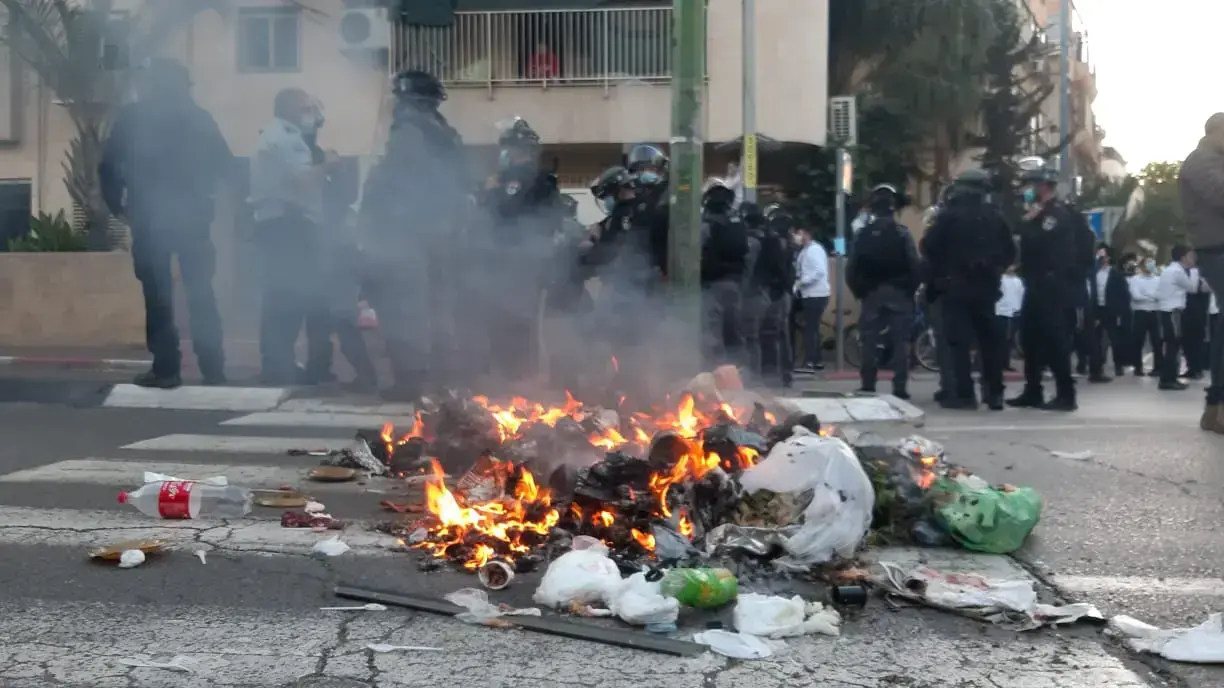 עימותים בין המשטרה למפגינים חרדים על נהלי הסגר, בני ברק, 24 בינואר 2021 עימותים בין המשטרה למפגינים חרדים על נהלי הסגר, בני ברק, 24 בינואר 2021