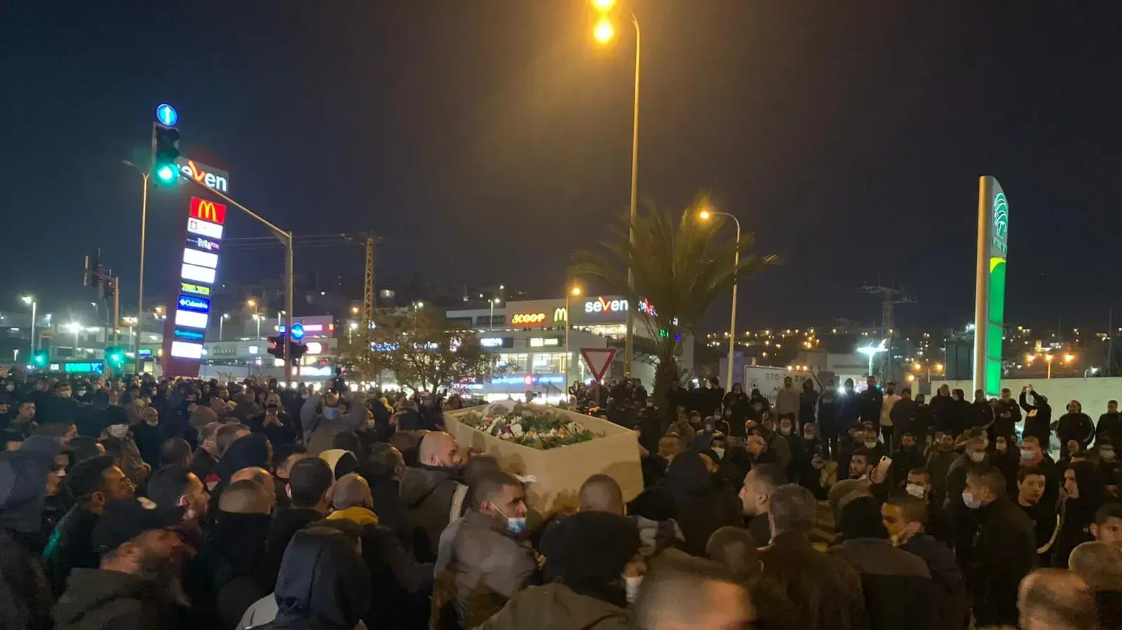 תפילה לפני הלוויתו של מוחמד אגבאריה שנורה למוות באום אל-פחם, 24 בינואר 2021 תפילה לפני הלוויתו של מוחמד אגבאריה שנורה למוות באום אל-פחם, 24 בינואר 2021