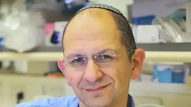 פרופסור סיריל כהן, ראש המעבדה לאימונותרפיה באוניברסיטת בבר אילן וחבר הועדה המייעצת לניסויים קליניים בחיסוני קורונה פרופסור סיריל כהן, ראש המעבדה לאימונותרפיה באוניברסיטת בבר אילן וחבר הועדה המייעצת לניסויים קליניים בחיסוני קורונה