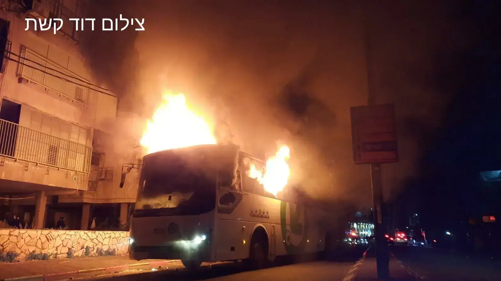 אוטובוס הוצת במהלך אירועים אלימים בבני ברק. 24 בינואר 2021