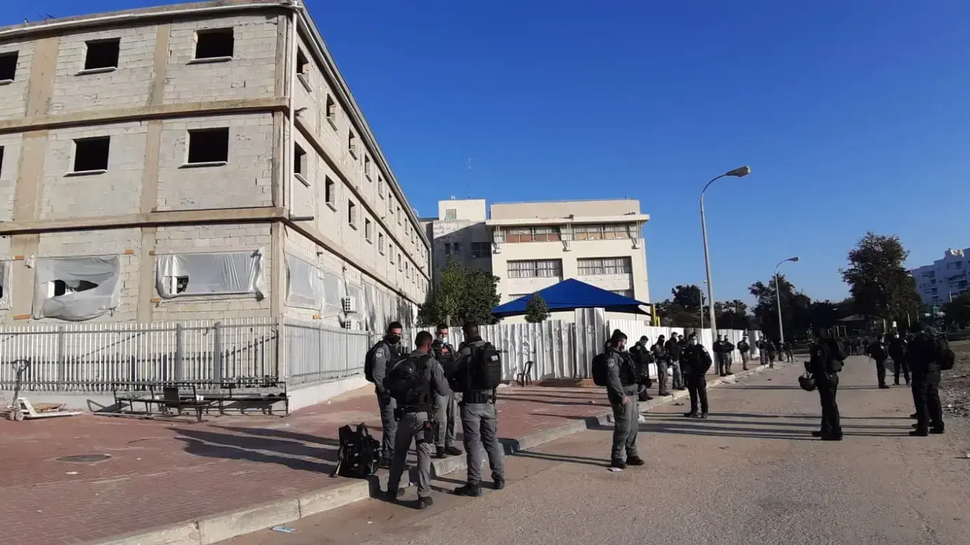 הפרת הנחיות בציבור החרדי | פריסת שוטרים מחוץ לישיבת גרודנא, אשדוד 25 בינואר 2021 הפרת הנחיות בציבור החרדי | פריסת שוטרים מחוץ לישיבת גרודנא, אשדוד 25 בינואר 2021