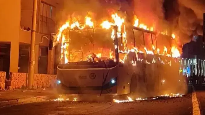 הצתת אוטובוס במהלך עימותים בבני ברק, 25 בינואר 2021 הצתת אוטובוס במהלך עימותים בבני ברק, 25 בינואר 2021