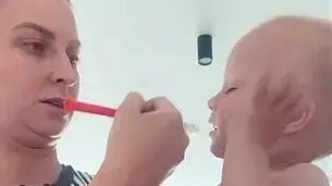 ככה תשכנעו תינוק לקחת תרופה נוזלית בלי בעיות ככה תשכנעו תינוק לקחת תרופה נוזלית בלי בעיות